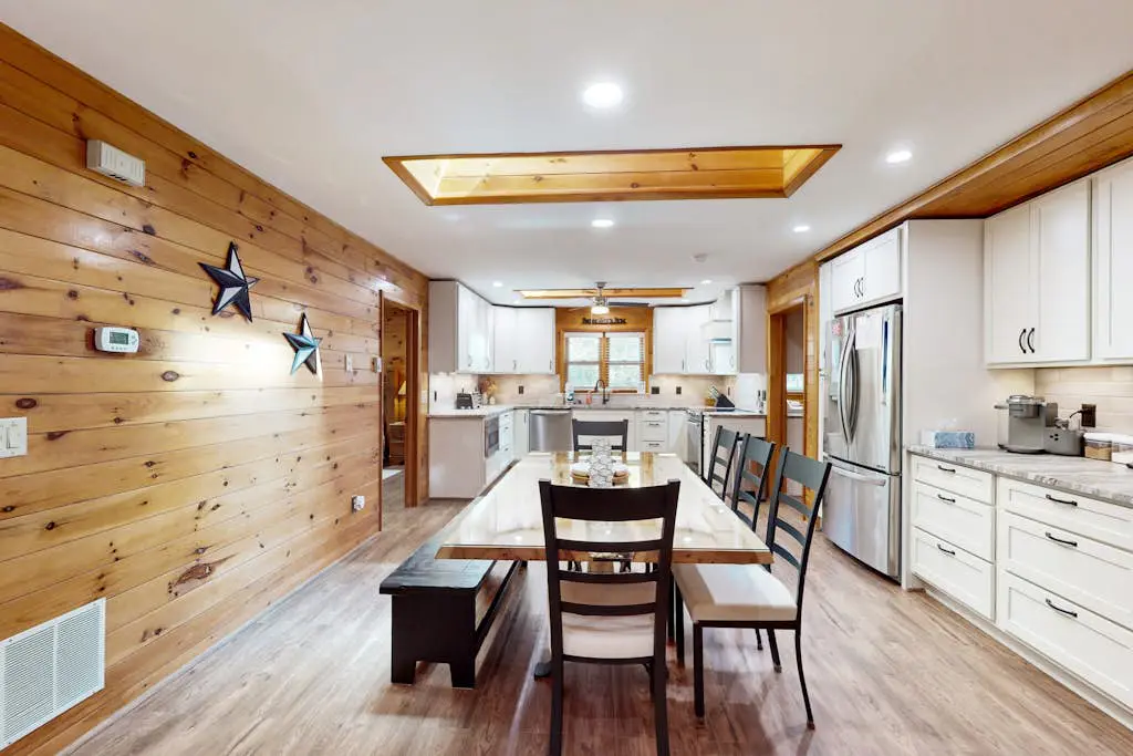 Rustic 4BR Cabin - HOT TUB - McHenry