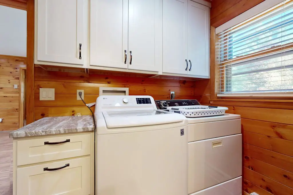 Rustic 4BR Cabin - HOT TUB - McHenry