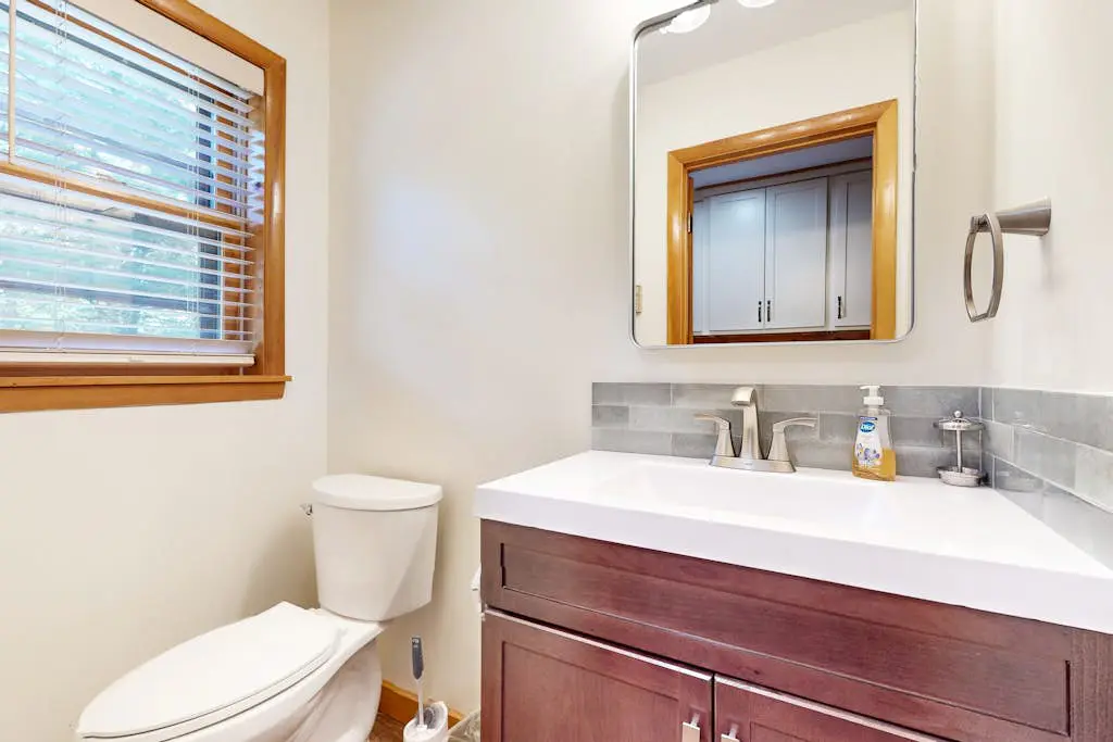Rustic 4BR Cabin - HOT TUB - McHenry