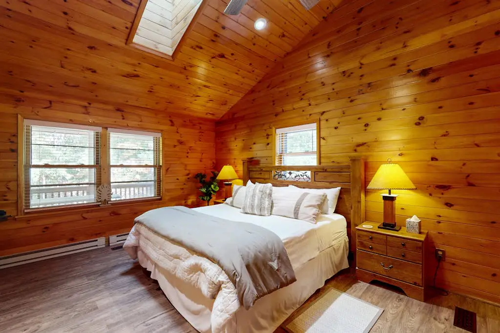 Rustic 4BR Cabin - HOT TUB - McHenry