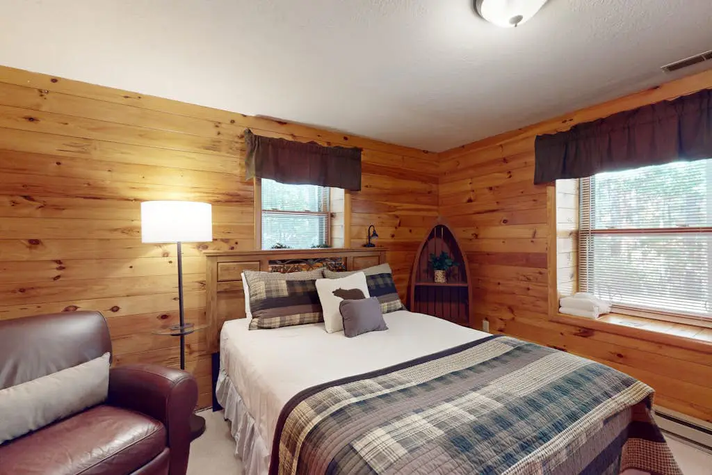 Rustic 4BR Cabin - HOT TUB - McHenry