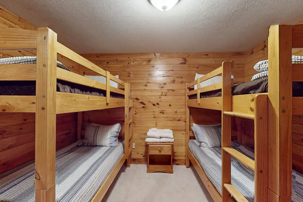 Rustic 4BR Cabin - HOT TUB - McHenry