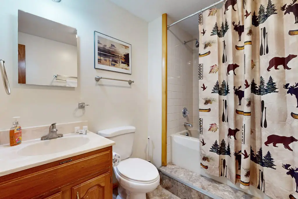 Rustic 4BR Cabin - HOT TUB - McHenry