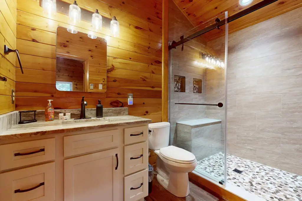 Rustic 4BR Cabin - HOT TUB - McHenry