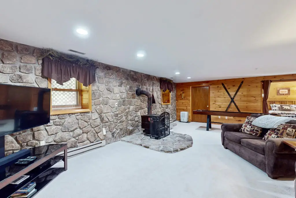 Rustic 4BR Cabin - HOT TUB - McHenry