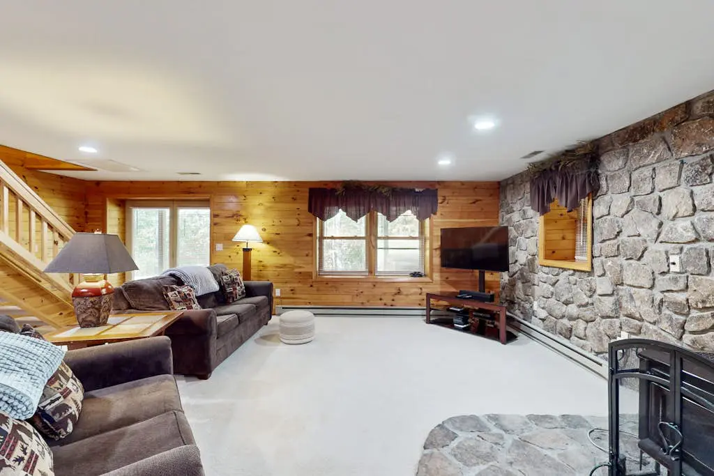 Rustic 4BR Cabin - HOT TUB - McHenry