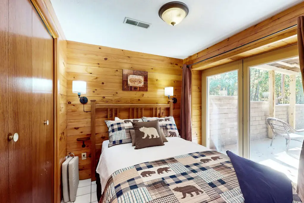 Rustic 4BR Cabin - HOT TUB - McHenry