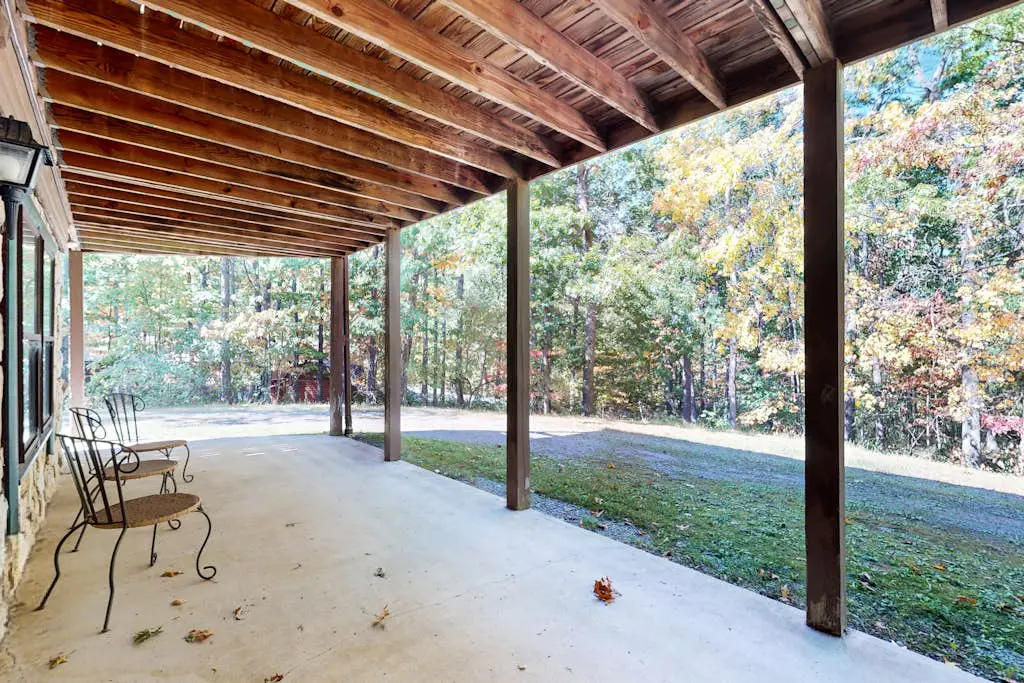 Rustic 4BR Cabin - HOT TUB - McHenry
