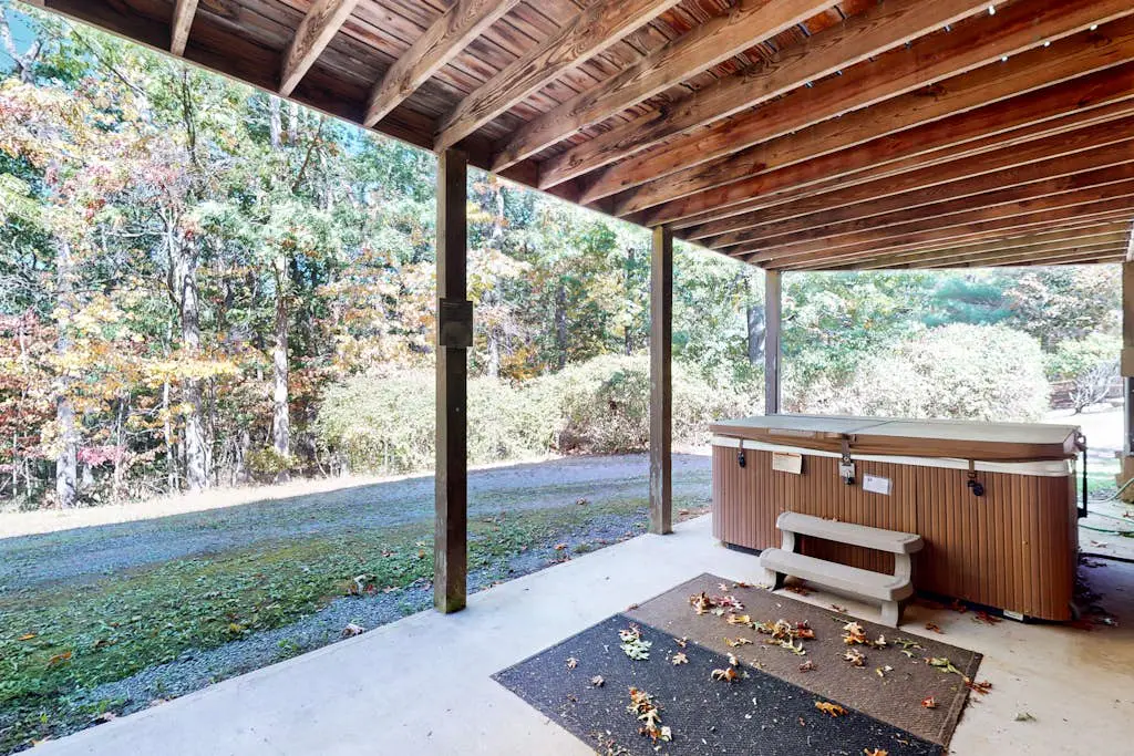Rustic 4BR Cabin - HOT TUB - McHenry