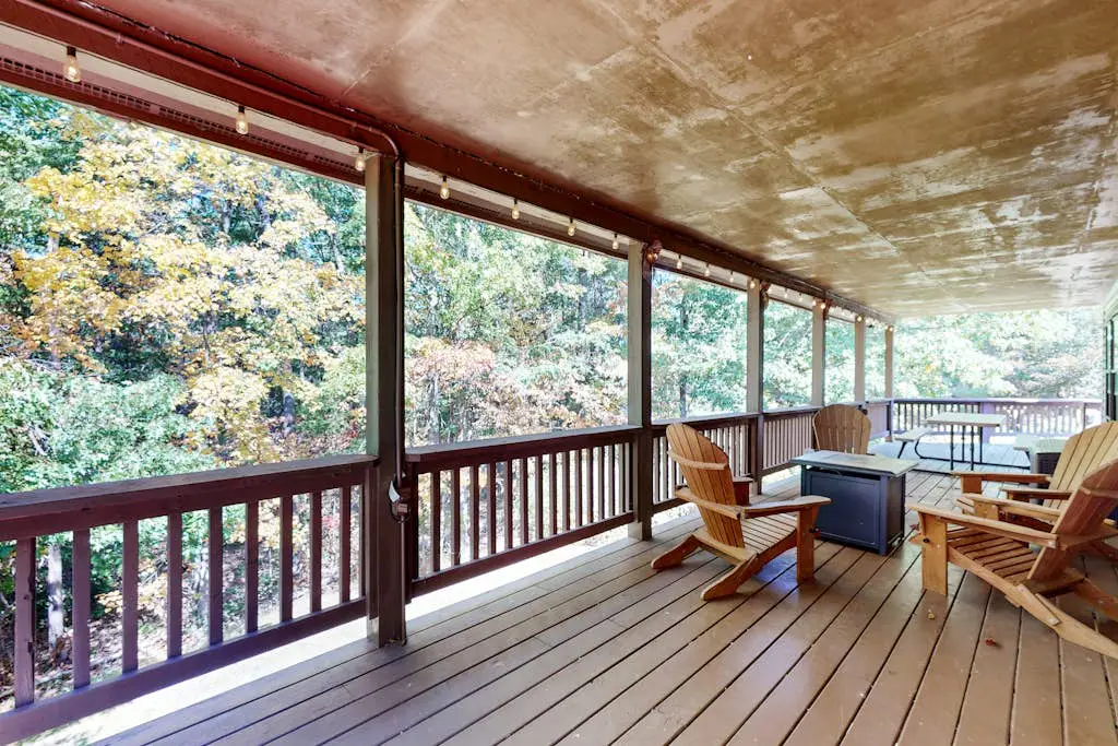 Rustic 4BR Cabin - HOT TUB - McHenry