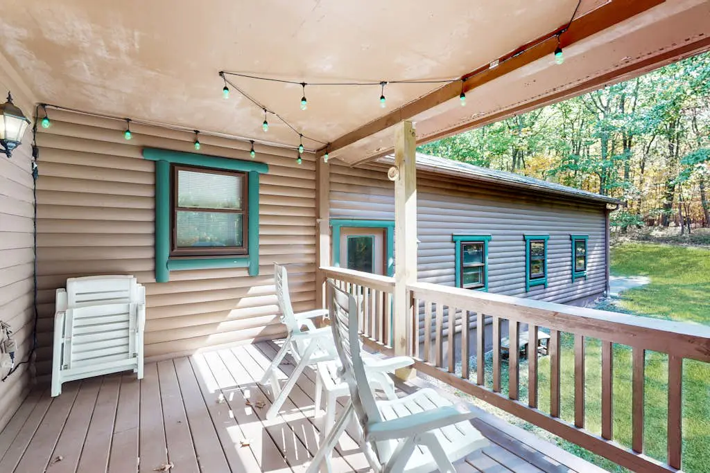 Rustic 4BR Cabin - HOT TUB - McHenry