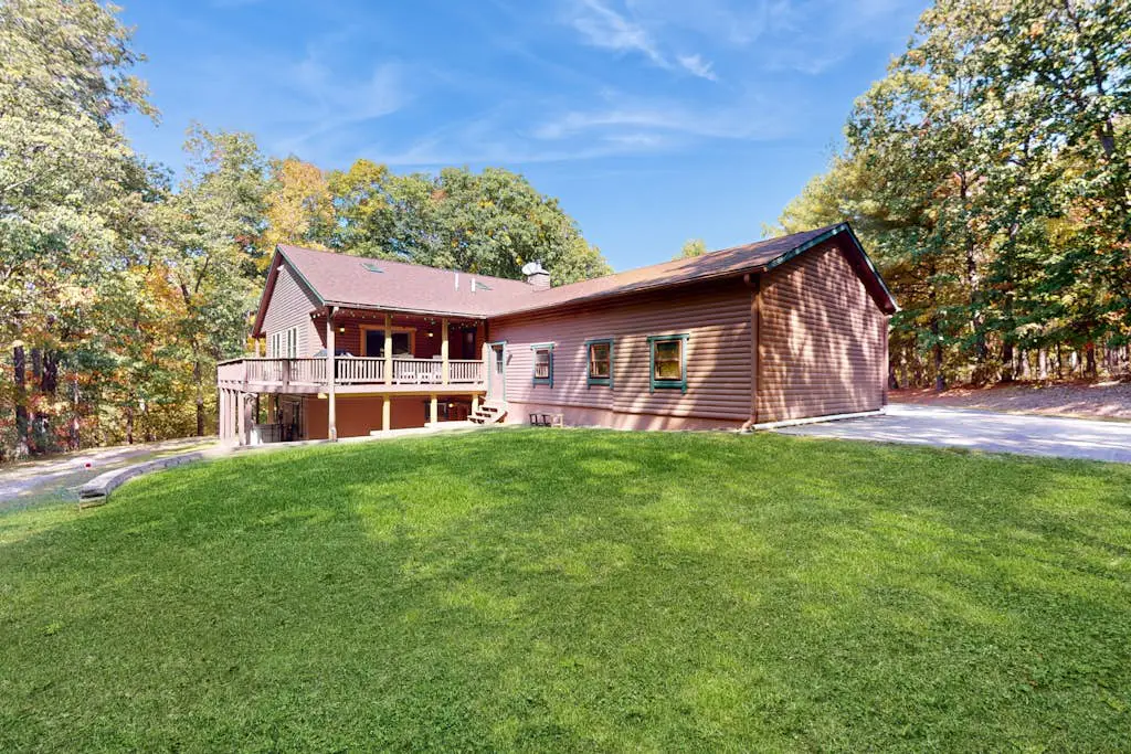 Rustic 4BR Cabin - HOT TUB - McHenry
