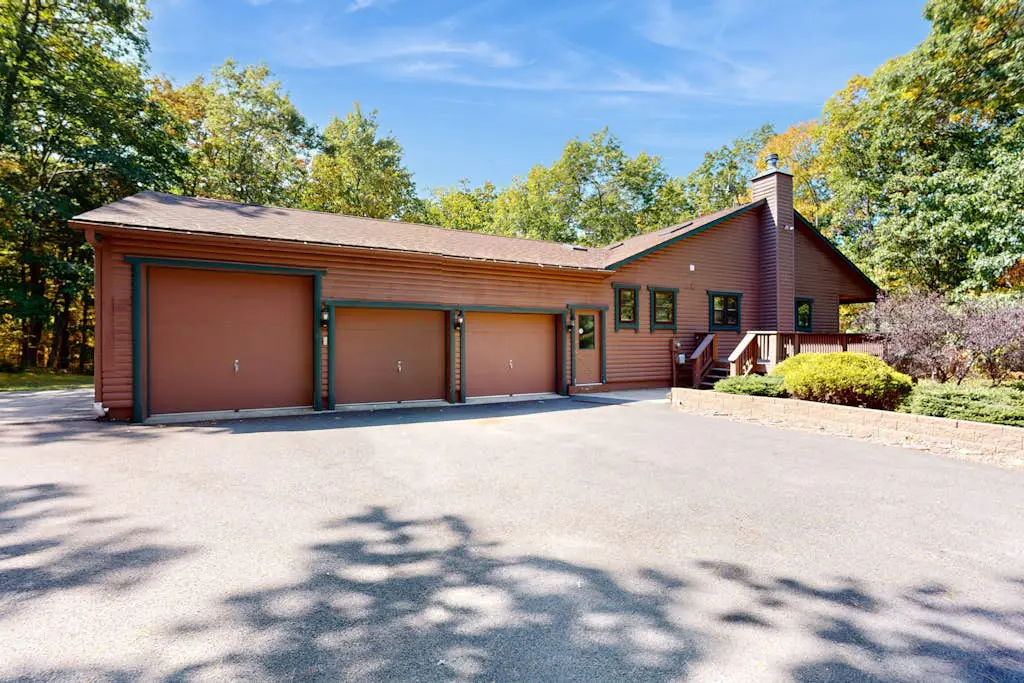 Rustic 4BR Cabin - HOT TUB - McHenry