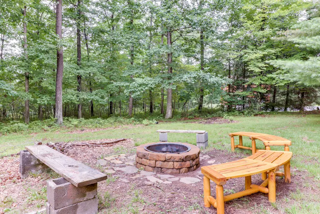 Rustic 4BR Cabin - HOT TUB - McHenry