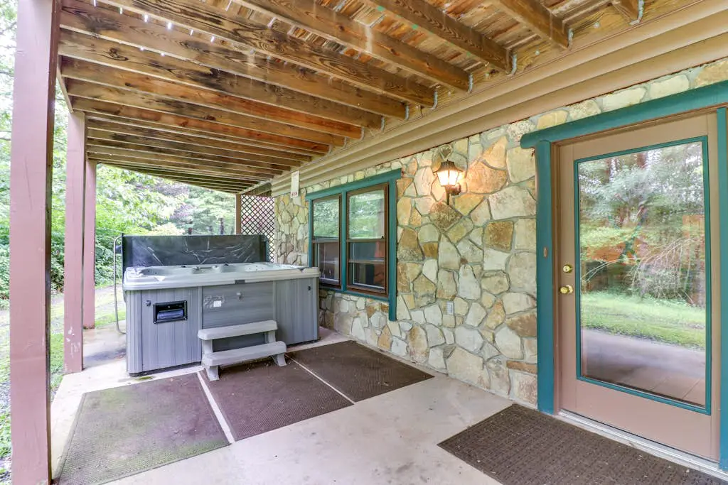 Rustic 4BR Cabin - HOT TUB - McHenry