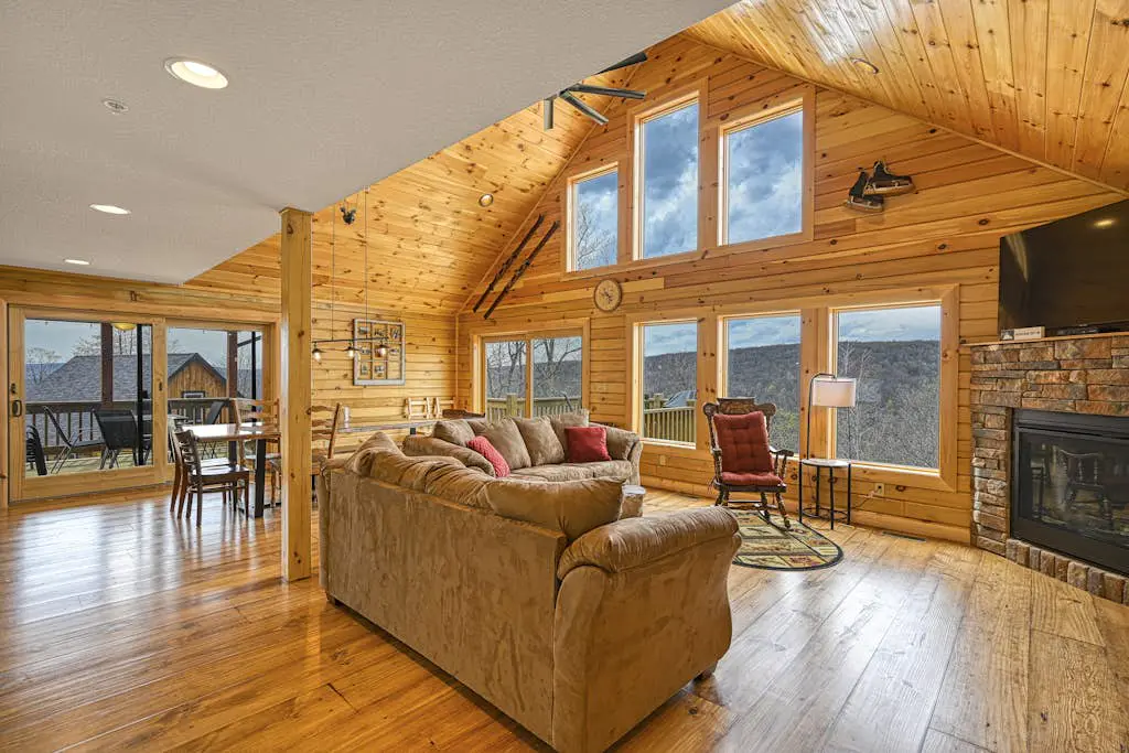 Spacious 6BR Chalet - HOT TUB - McHenry