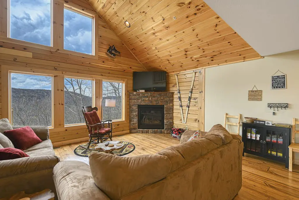 Spacious 6BR Chalet - HOT TUB - McHenry