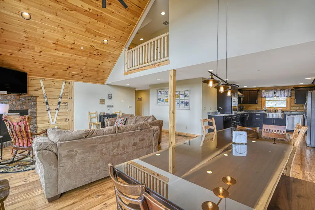 Spacious 6BR Chalet - HOT TUB - McHenry