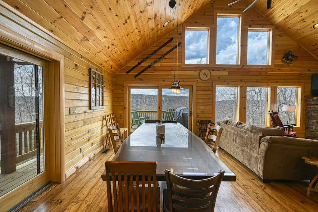 Spacious 6BR Chalet - HOT TUB - McHenry