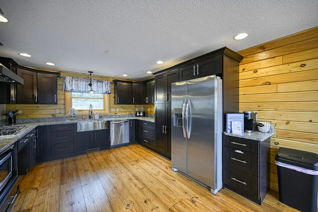 Spacious 6BR Chalet - HOT TUB - McHenry