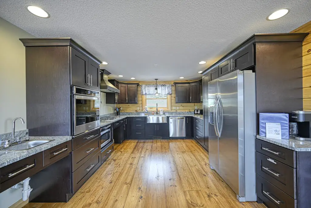 Spacious 6BR Chalet - HOT TUB - McHenry