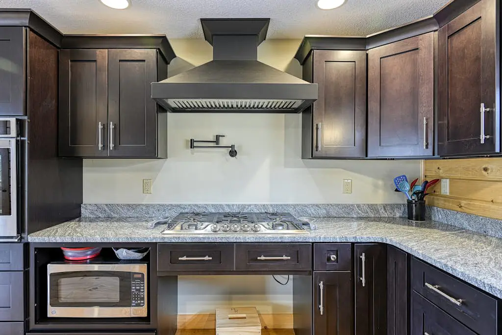 Spacious 6BR Chalet - HOT TUB - McHenry