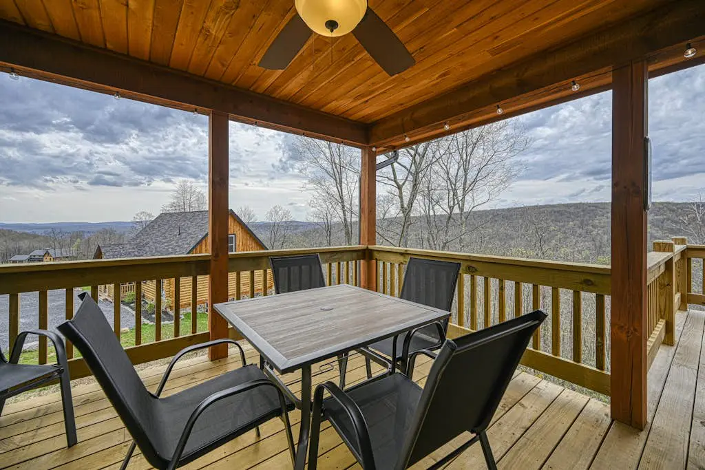 Spacious 6BR Chalet - HOT TUB - McHenry