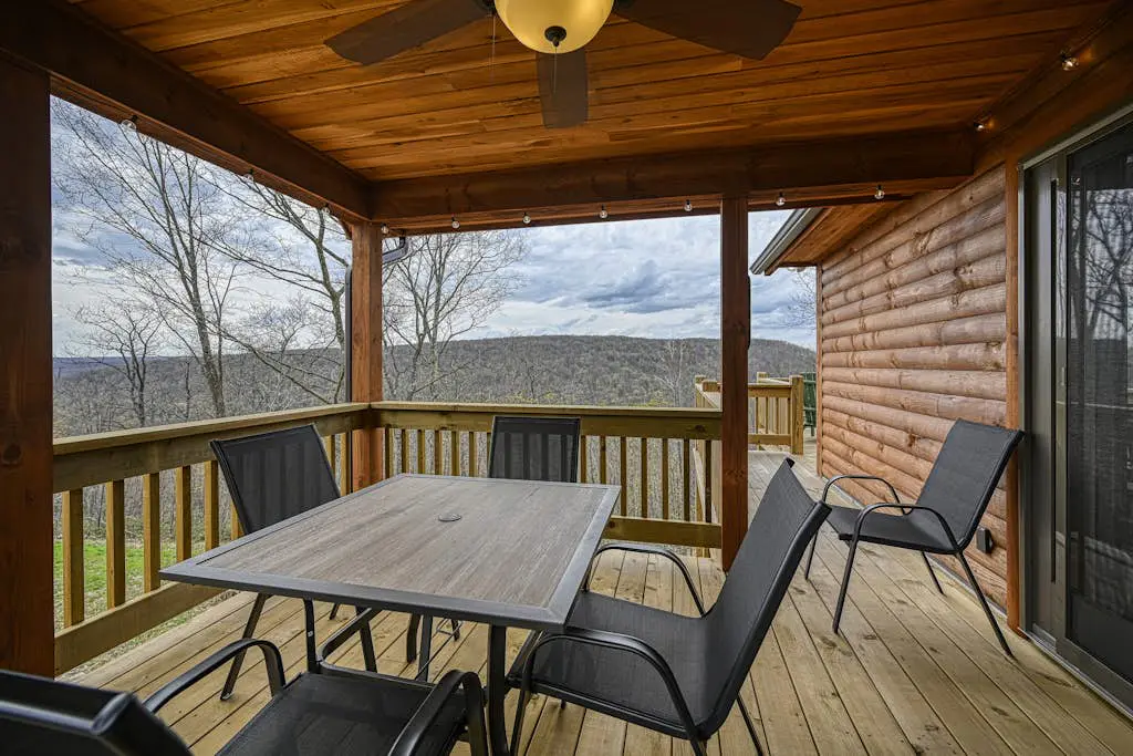 Spacious 6BR Chalet - HOT TUB - McHenry