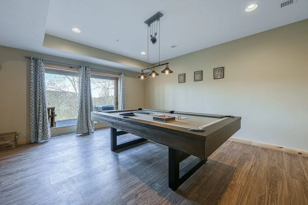 Spacious 6BR Chalet - HOT TUB - McHenry