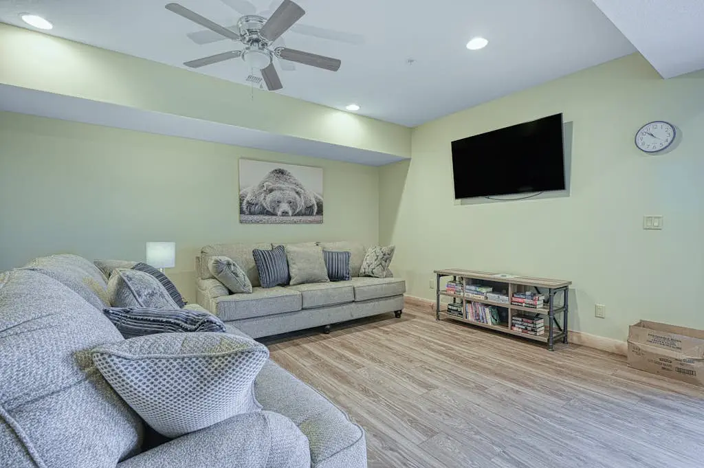 Spacious 6BR Chalet - HOT TUB - McHenry