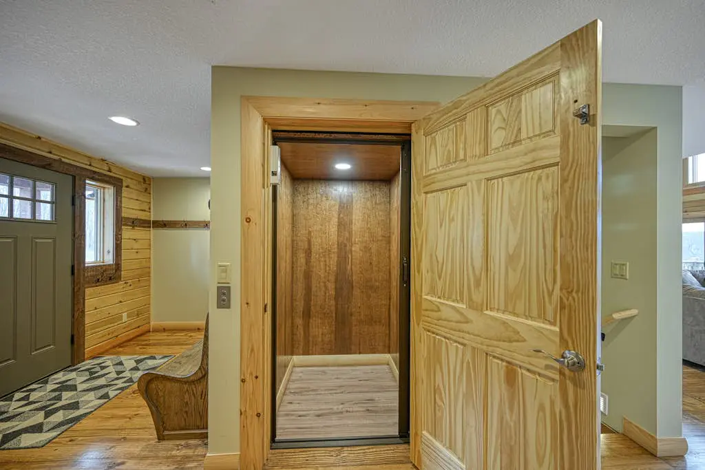 Spacious 6BR Chalet - HOT TUB - McHenry