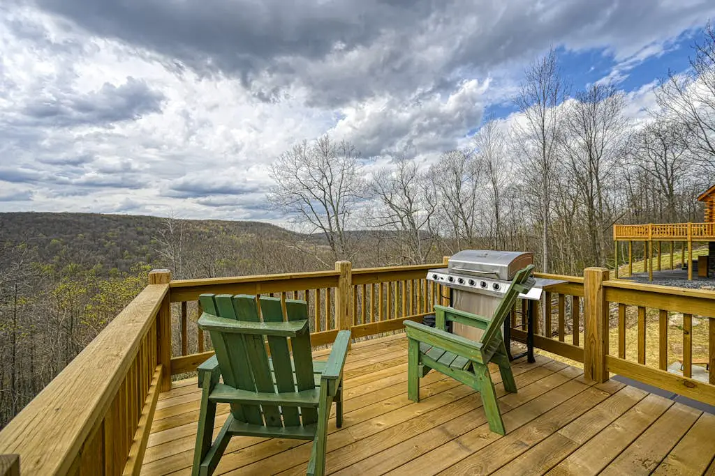 Spacious 6BR Chalet - HOT TUB - McHenry