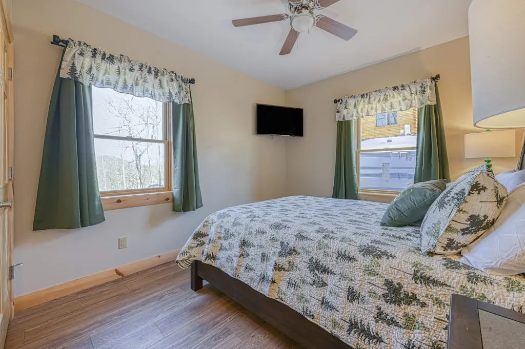 Spacious 6BR Chalet - HOT TUB - McHenry