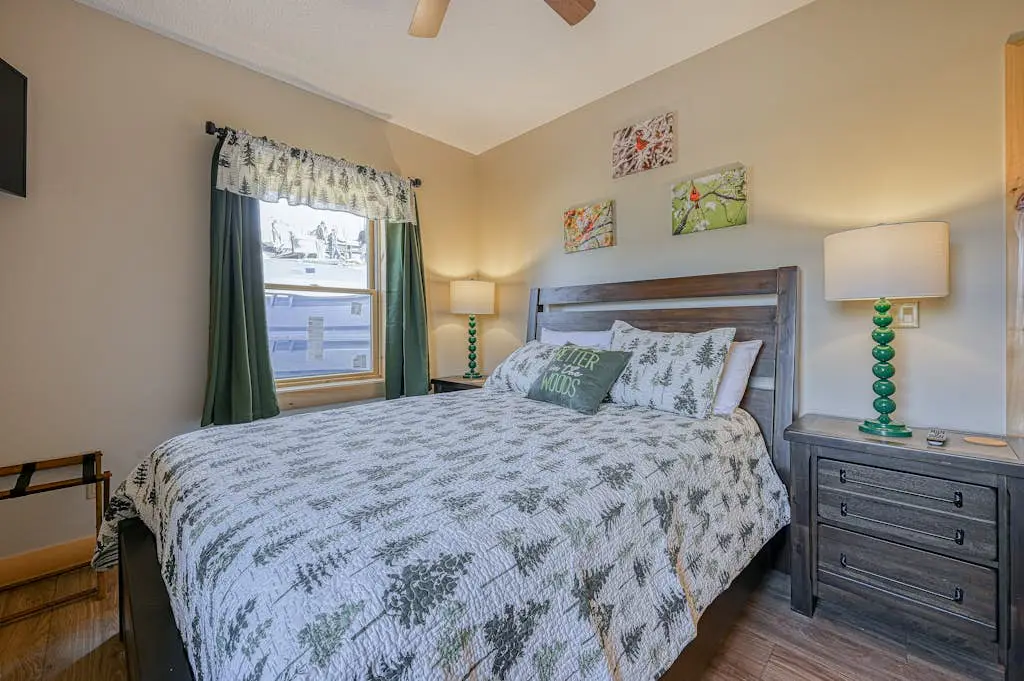 Spacious 6BR Chalet - HOT TUB - McHenry
