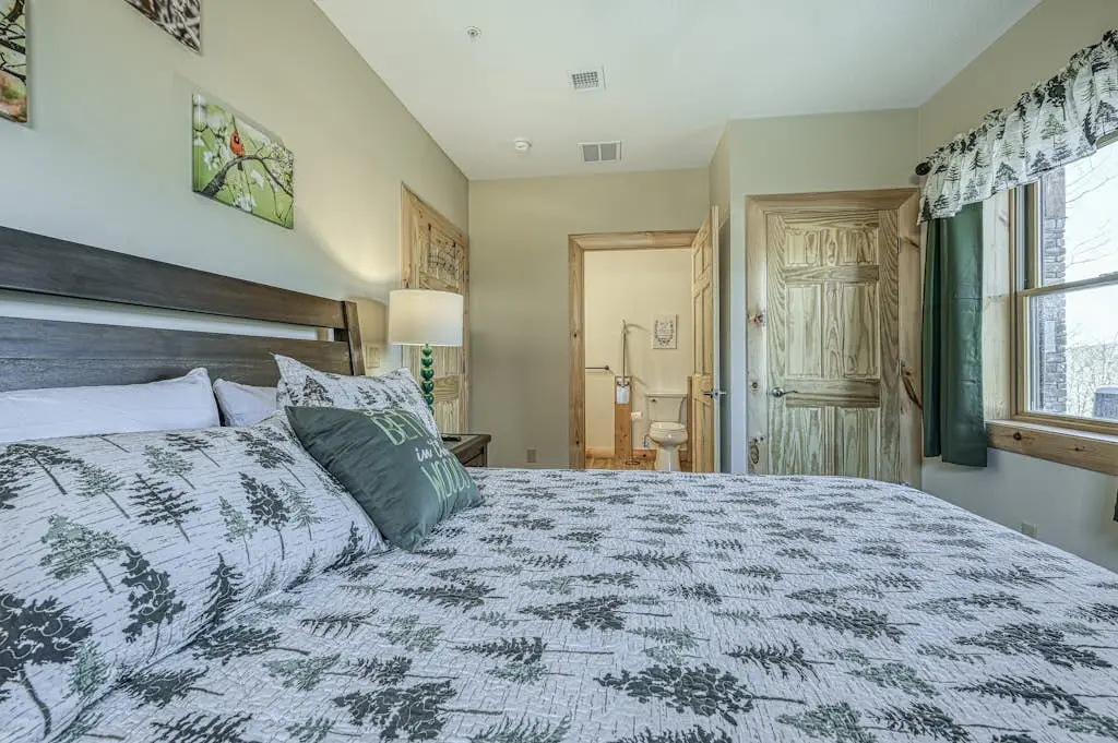 Spacious 6BR Chalet - HOT TUB - McHenry