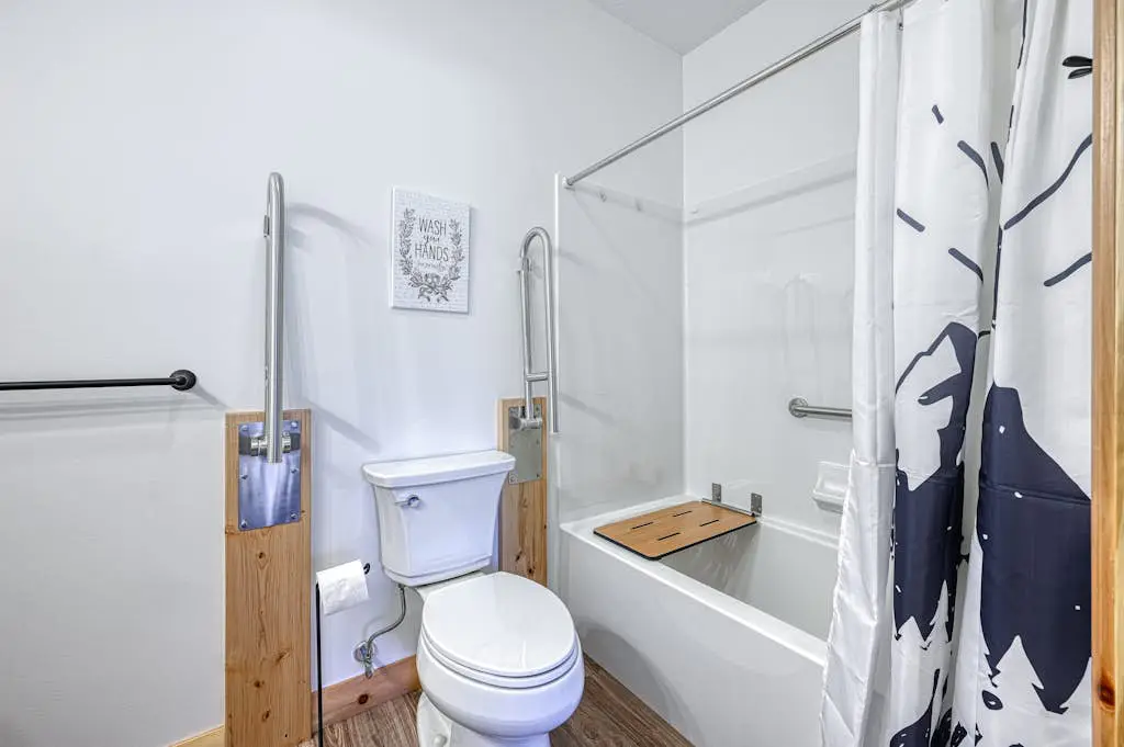 Spacious 6BR Chalet - HOT TUB - McHenry