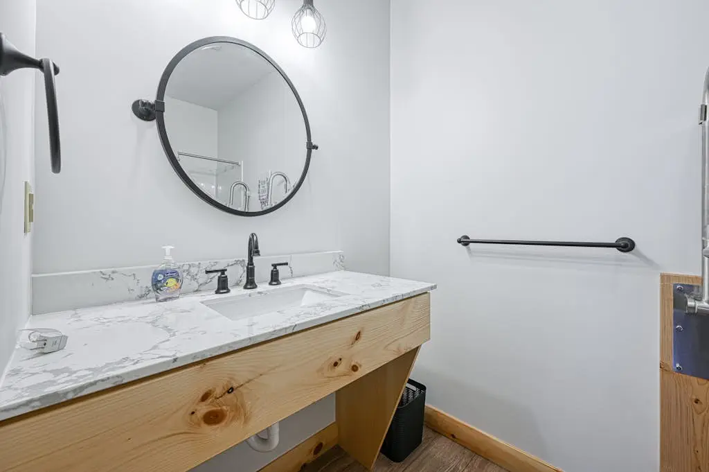 Spacious 6BR Chalet - HOT TUB - McHenry