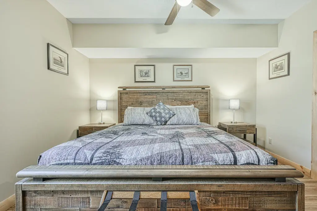 Spacious 6BR Chalet - HOT TUB - McHenry