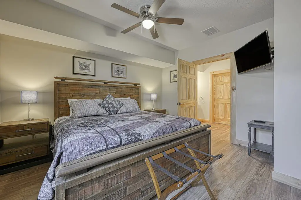 Spacious 6BR Chalet - HOT TUB - McHenry