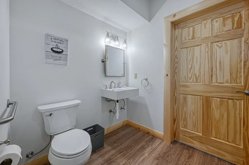 Spacious 6BR Chalet - HOT TUB - McHenry