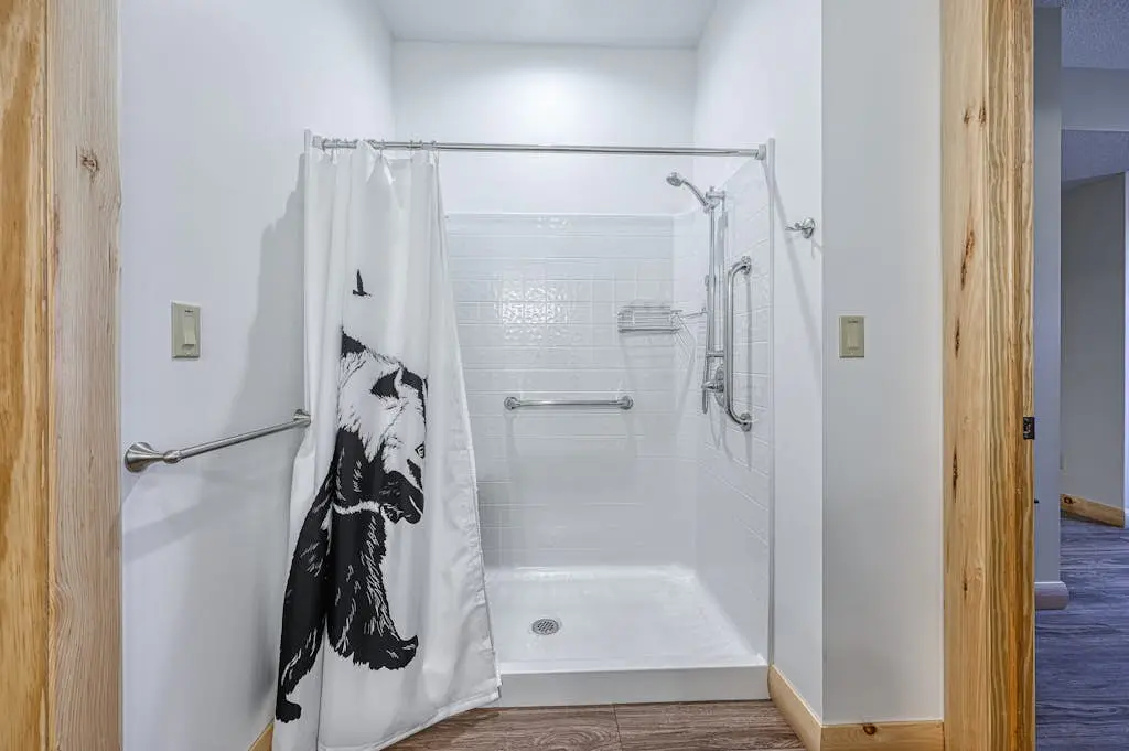 Spacious 6BR Chalet - HOT TUB - McHenry