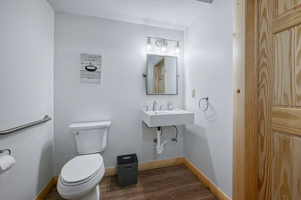 Spacious 6BR Chalet - HOT TUB - McHenry