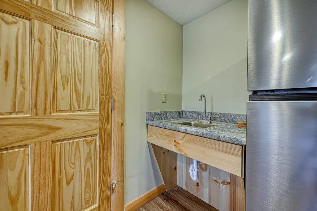 Spacious 6BR Chalet - HOT TUB - McHenry
