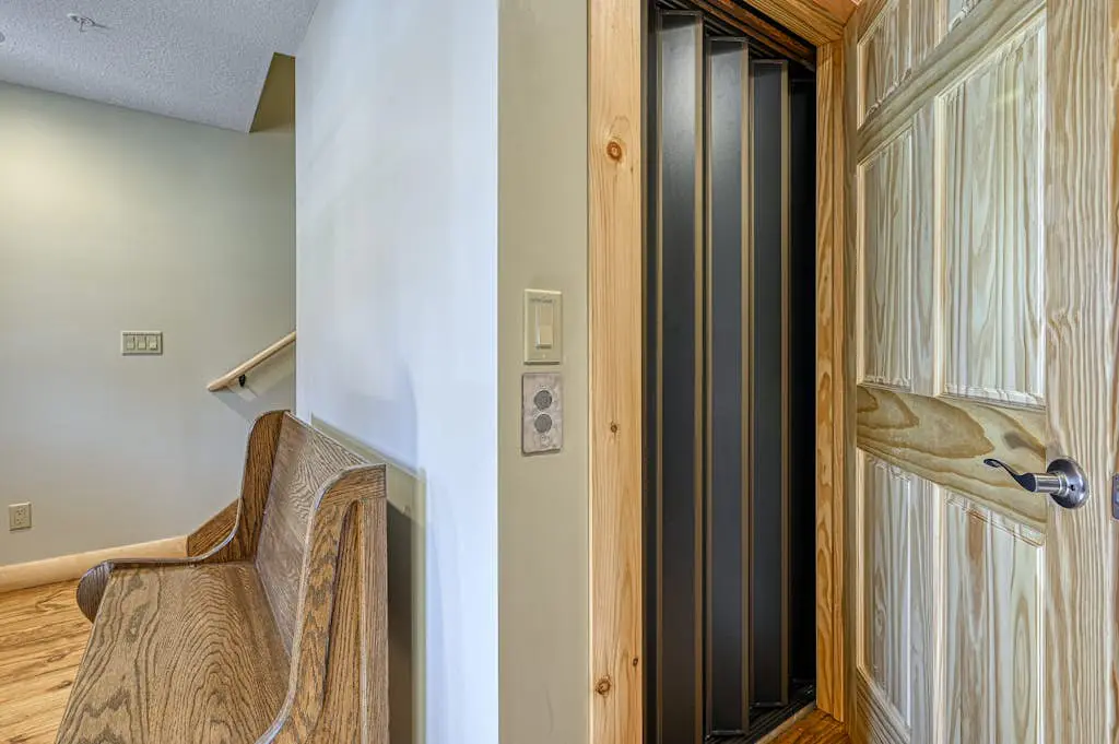 Spacious 6BR Chalet - HOT TUB - McHenry