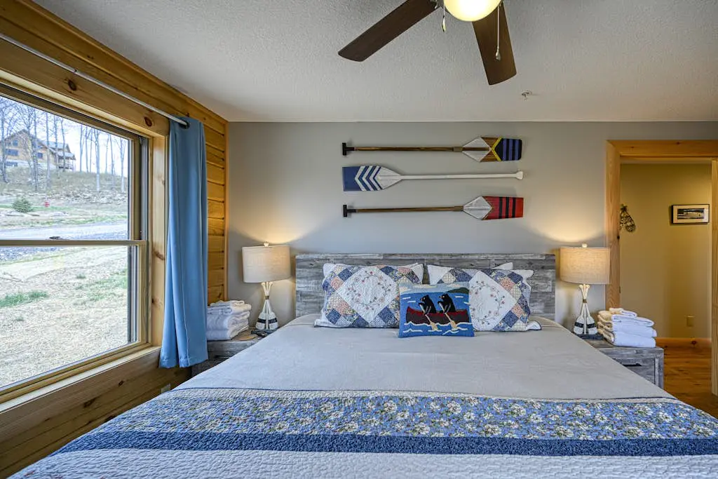 Spacious 6BR Chalet - HOT TUB - McHenry