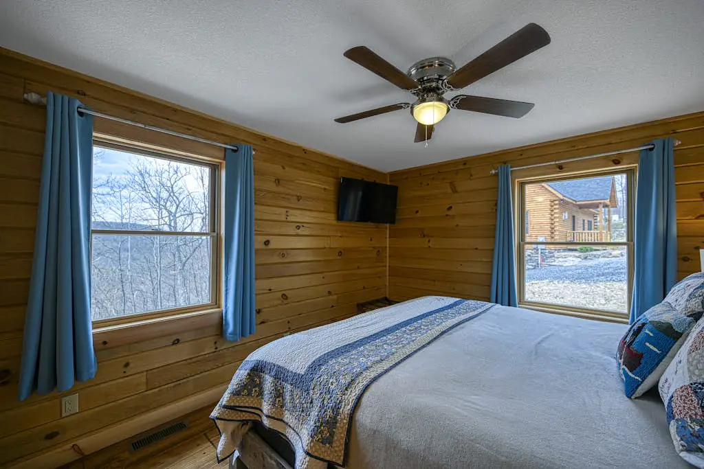 Spacious 6BR Chalet - HOT TUB - McHenry