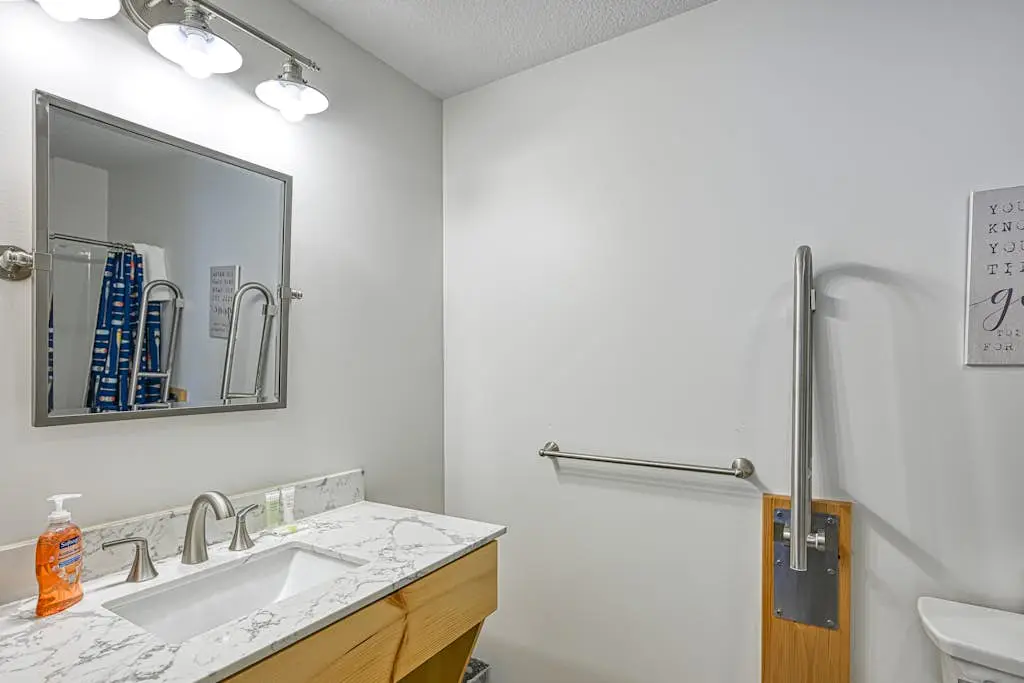 Spacious 6BR Chalet - HOT TUB - McHenry