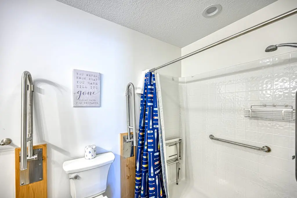 Spacious 6BR Chalet - HOT TUB - McHenry
