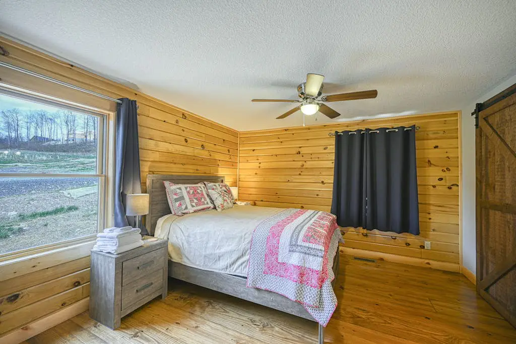 Spacious 6BR Chalet - HOT TUB - McHenry