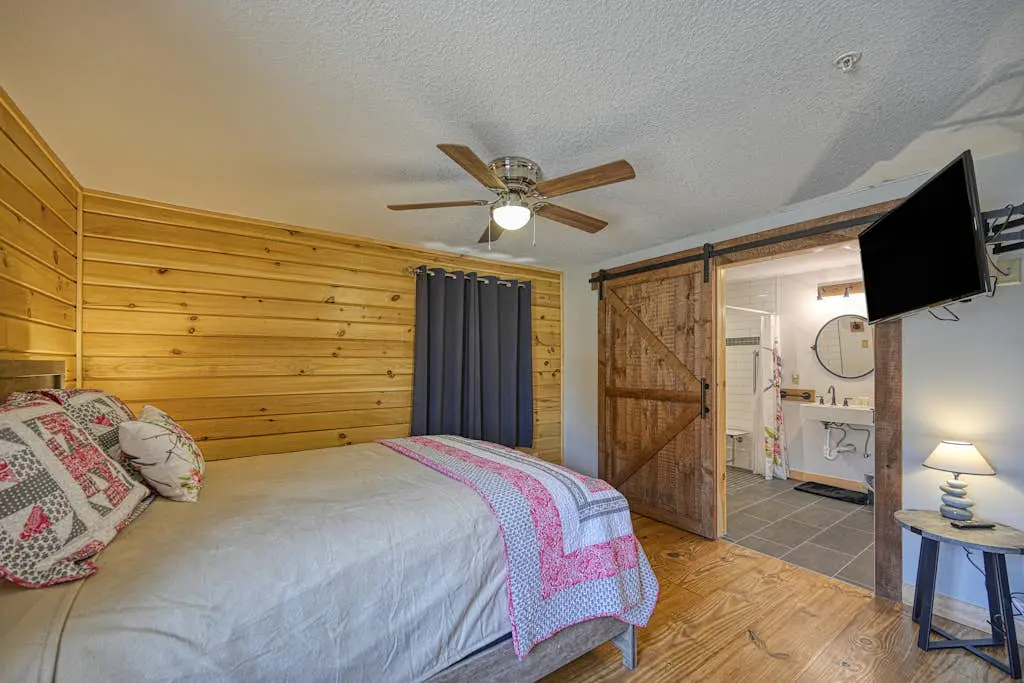Spacious 6BR Chalet - HOT TUB - McHenry